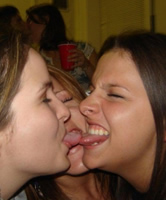 18 j. Bi Mädchen bei Züngelspielen