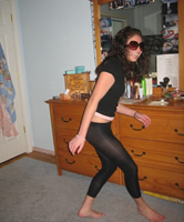 18 jährige Zuhause barfuss in Yogapants fotografiert