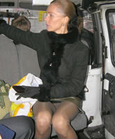 30+ Frau in Strumpfhose Public