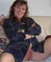 49 j. Amateur Sau zeigt geil Fotze am Sofa