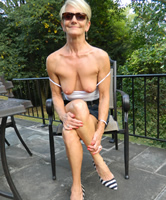 Ältere Dame hat kleinen schlaffen Busen