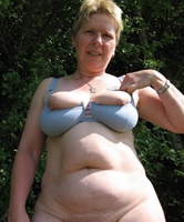 Das eigene hässliche Eheweib spielt mit dem BH