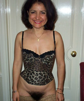 Ältere arabische Hausfrau zeigt sich unten unrasiert am Feierabend