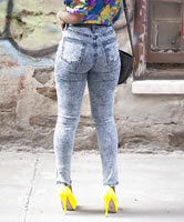 Afrikanische Nutte trägt gelbe Pumps