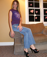 Alissa die Amateur Schlampe trägt Jeans und Heels