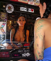 Alternativ und Nerd Girl schlank