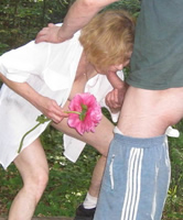 Alte Frau gibt real Blowjobs beim Treffpunkt im Wald