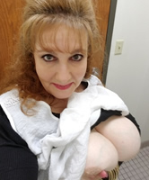 Alte Frau über 60 mit eigenem Selfie der Brüste