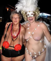 Alte Frauen feiern Public Party