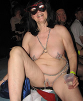 Die alte geile Party Oma ist sehr zeigegeil