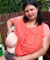 Alte Hausfrau Amateur Sau zeigt dicke Brust von sich