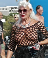 Alte Lady grauhaarig und sexy