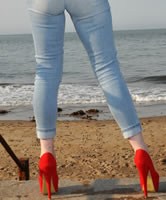 Alte Oma trägt rote Pumps Schuhe