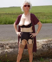 Altes Omaweib in Strapse zeigt Titten