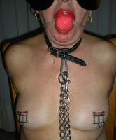 Altes Stück hat bei hartem BDSM privat Ballknebel im Mund