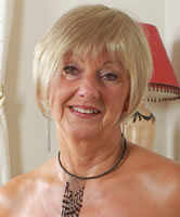 Amateur Frau älter und hübsch