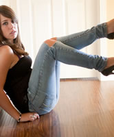 Girl posiert angezogen zuhause