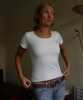 Blonde Amater Freundin Zuhause angezogen