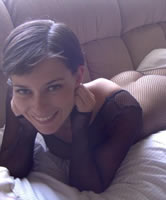 Fishnet-Bodystocking eng ansitzend