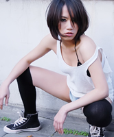 Amateur Model in Chucks trägt schwarze Socken