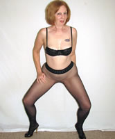 Rothaarige Amateur Oma in Black Pantyhose privat