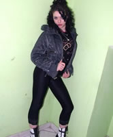 Amateur Teen mit Glanzoutfit