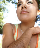 Sehr süßes Latin Girl hat Arme voller Behaarung