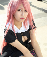 Asiatische Manga Maid mit pink Haaren
