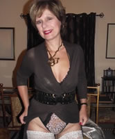 Attraktive Granny zuhause