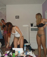 Geile Aufnahme der jungen Strumpfweiber beim Umziehen