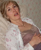 Die verheiratete Ehefrau auf dem Bett Zuhause