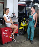 Girl Naomi hat den Automechaniker verführt