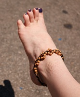 Die süße Avri mit lila lackierten Fußnägeln