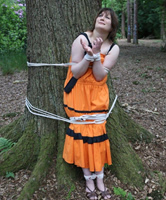 Im Wald die Brünette um den Baum und allein gelassen