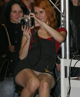 Bestrumpfte Beine Candid von sexy rothaariger Fotografin