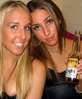 Betrunkene, hübsche Girls mit Partypics