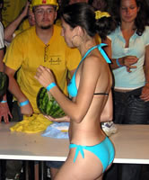 Bikini Babe brünett, jung, heimlich fotografiert