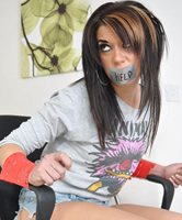 Diese geile Emo-Style Bitch an den Stuhl gebunden