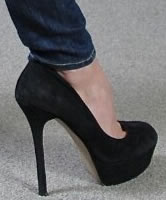 Black Pumps und Fußlady