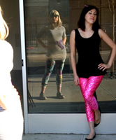 Black Top und Pink Tights, flache Schuhe