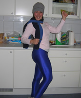 Junge Freundin in blauer Spandex Pants privat