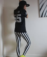 Teen Girl mit Basecap und Tight Leggings