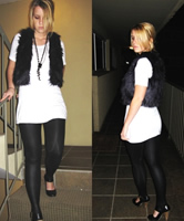 Blonde Freundin bei Leggings Walk im sexy Dress