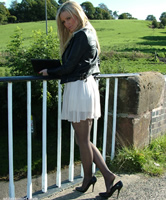 Blonde Erin trägt schwarze Pantyhose Tights