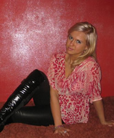 Blonde, junge Studentin trägt sexy Dress