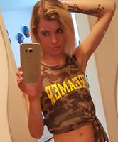Blonde, deutsche Katja mit Smartphone Selfie