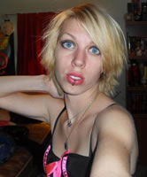 Kurzhaarige und blonde Trash Nutte mit Selfie