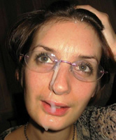 Brünette mit Brille nach Cumshot total vollgewichst