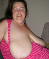 Brünette Dicke hat fetten langen Busen