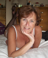 Brünette Amateur Hausfrau zeigt sich in Nylon und die Füße